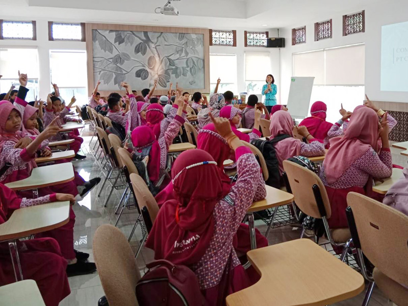 Factory Tour Insantama Makassar Islamic Elementary School